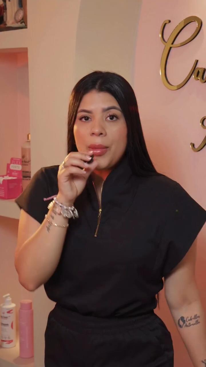 Patricia Minorta frente al logo dorado de Cabellos Antonella